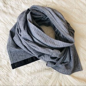 🍋lululemon light grey and black vinyasa scarf